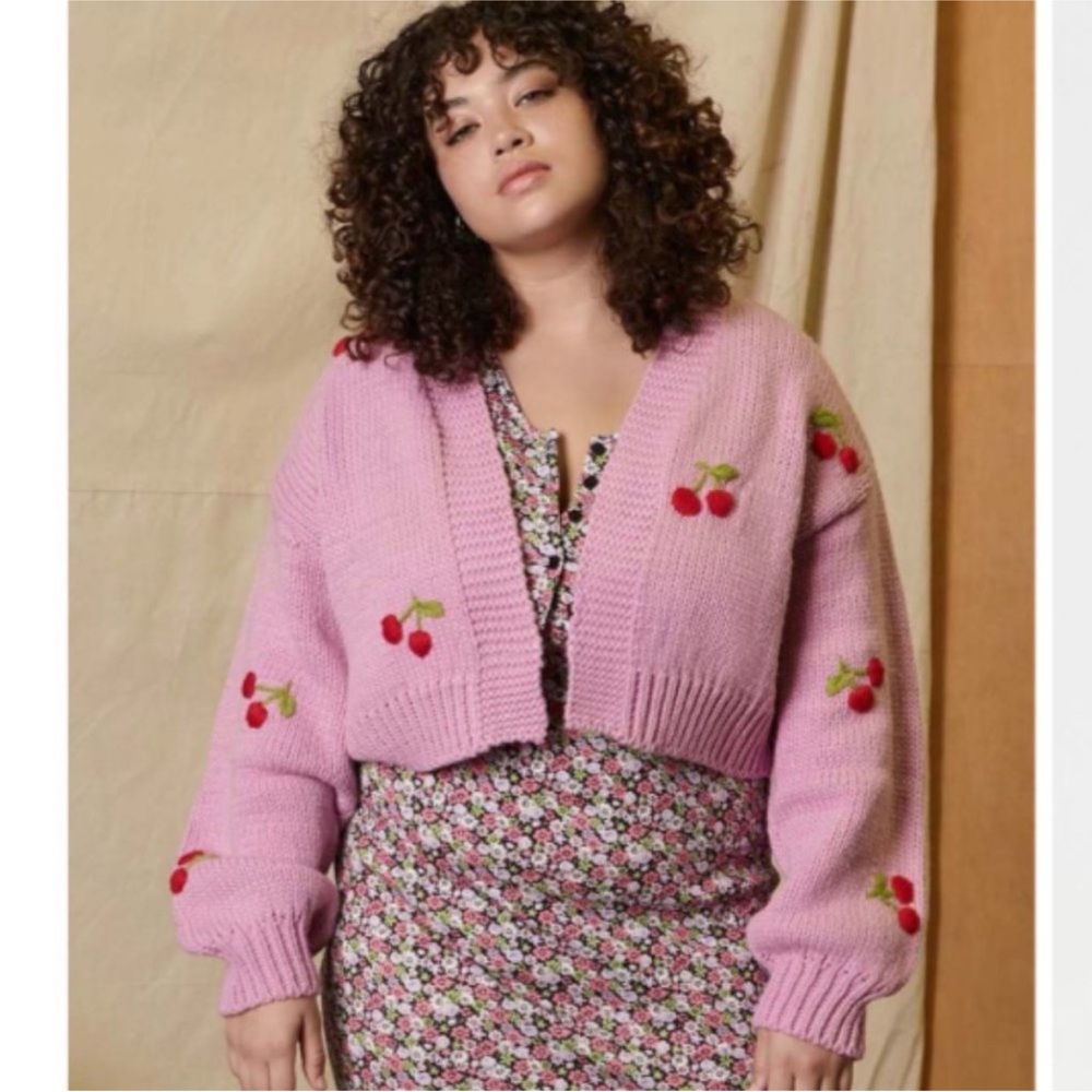 VINTAGE! Cute Cherry Embroidered Crochet Cropped Cardigan Sweater - Pink, S